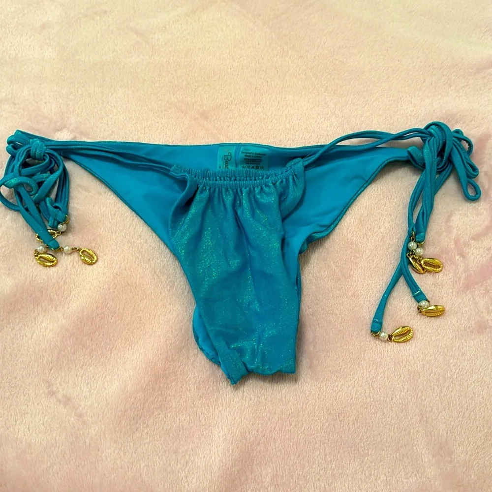 👙 BEACH BUNNY • WINDSLOW • TIE SIDE BOTTOM • Gold hardware & Shell 🐚 detail - Picture 4 of 8